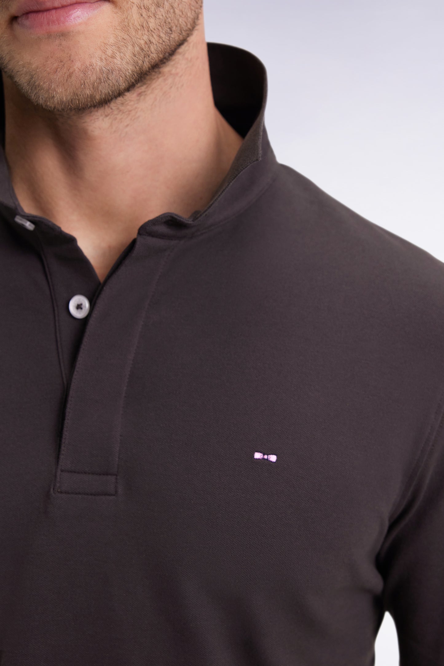 Polo à manches longues en coton stretch marron coupe slim