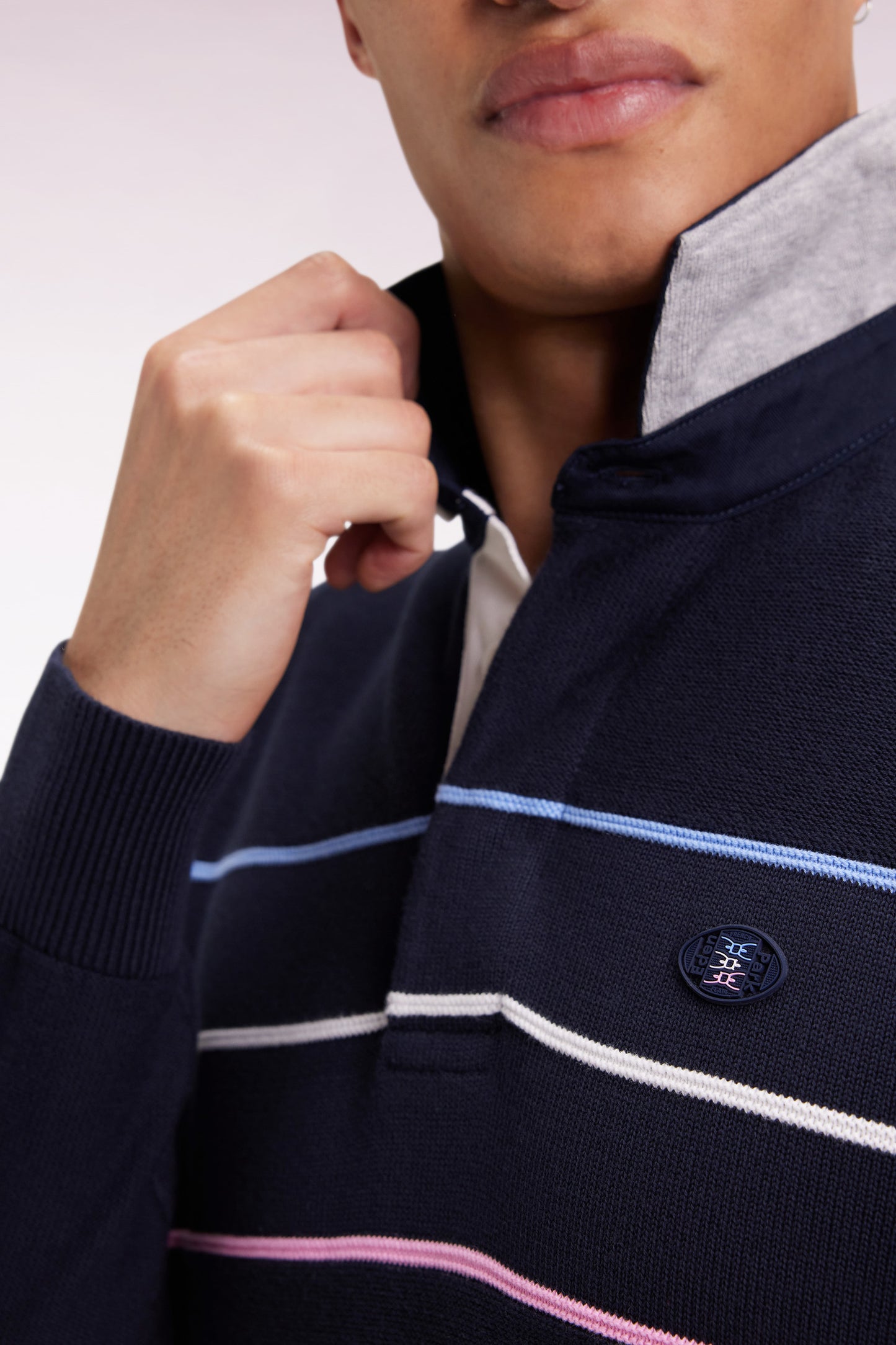 Pull col maillot en coton marine dos brodé