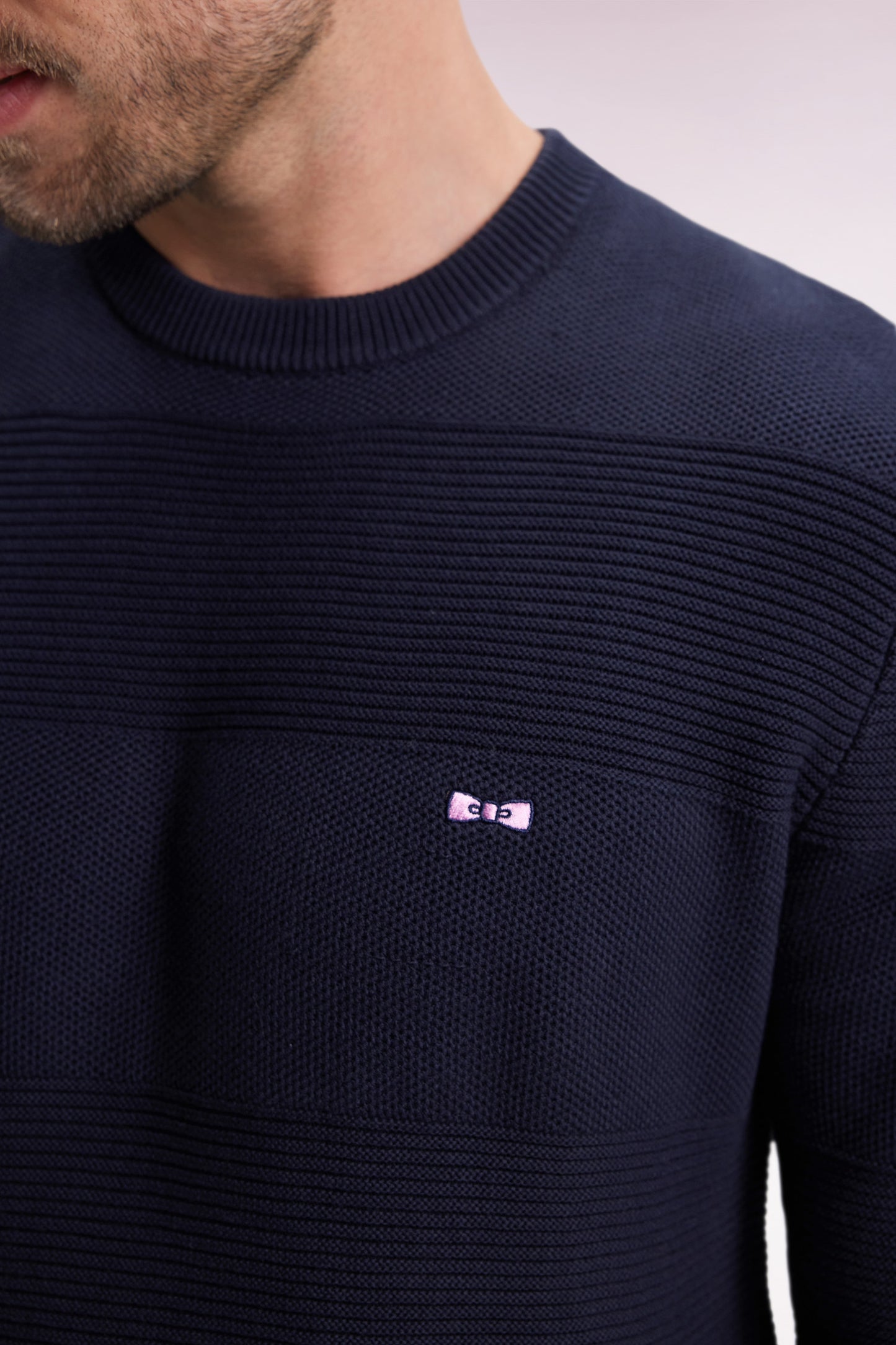 Pull col rond en coton marine à effet de rayure