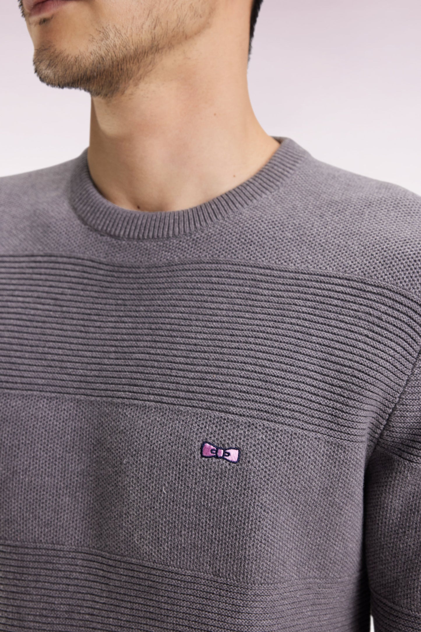 Pull col rond en coton gris à effet de rayure