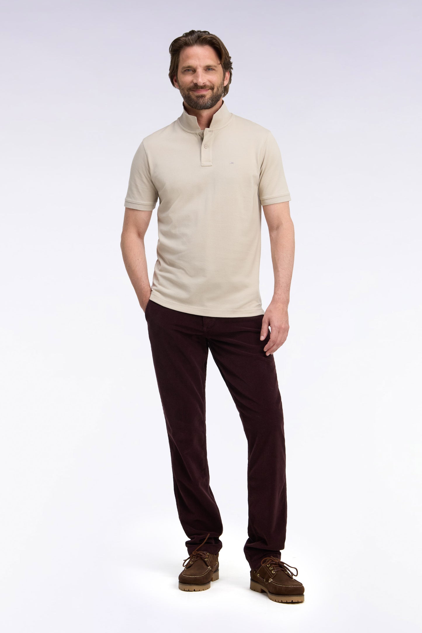 Pantalon chino sans plis en velours côtelé marron coupe regular