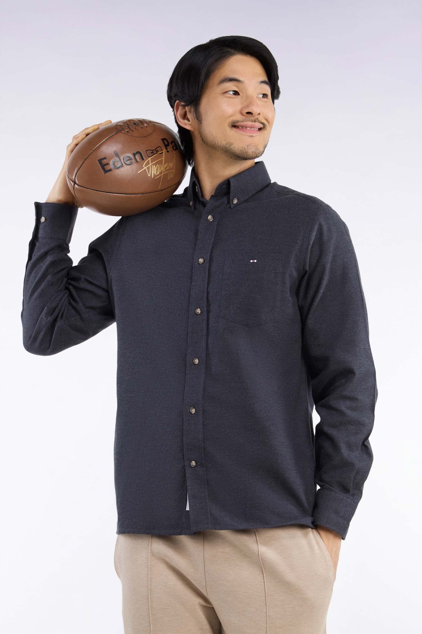 Chemise unie en coton gris foncé coupe droite