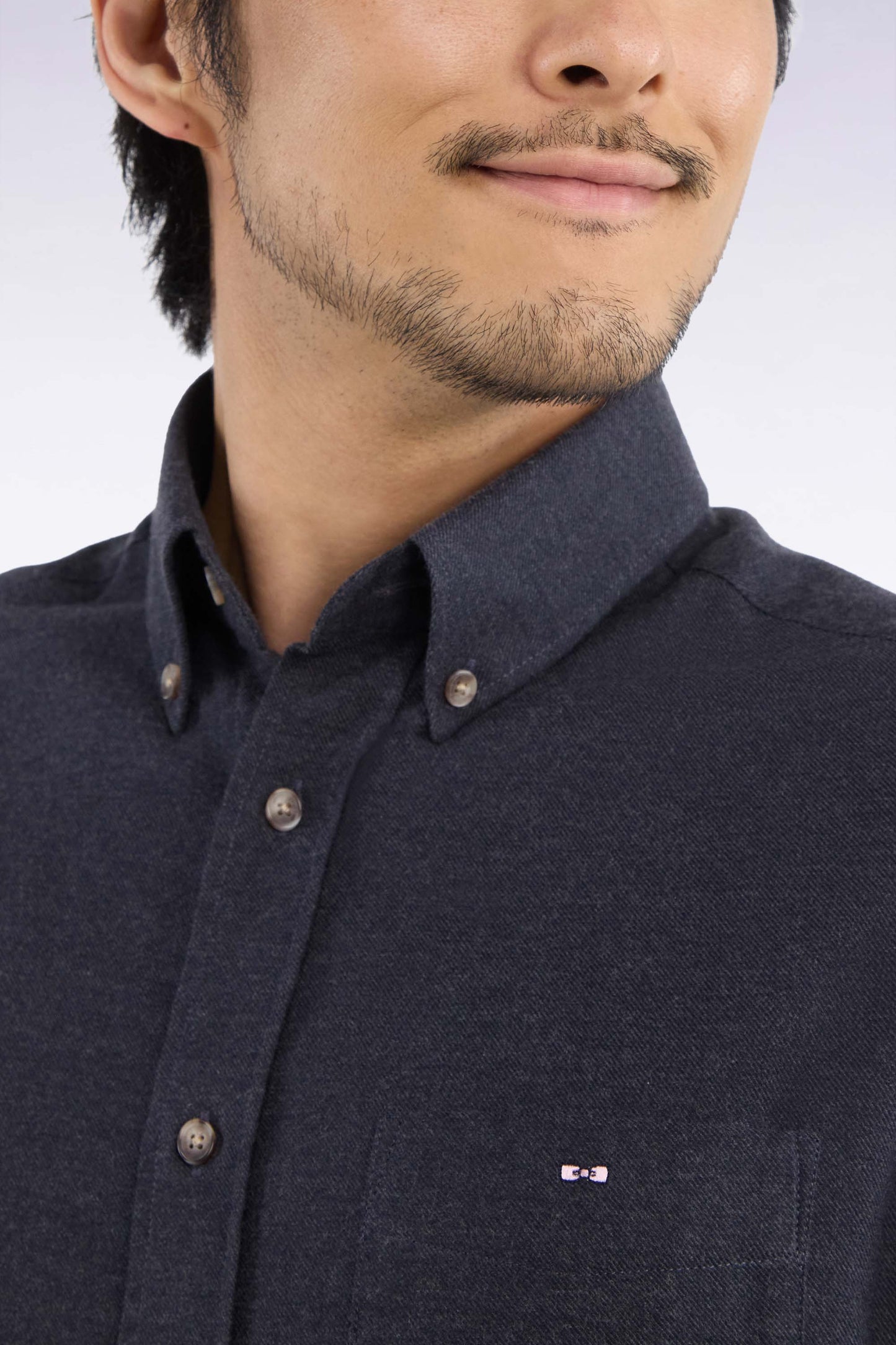 Chemise unie en coton gris foncé coupe droite