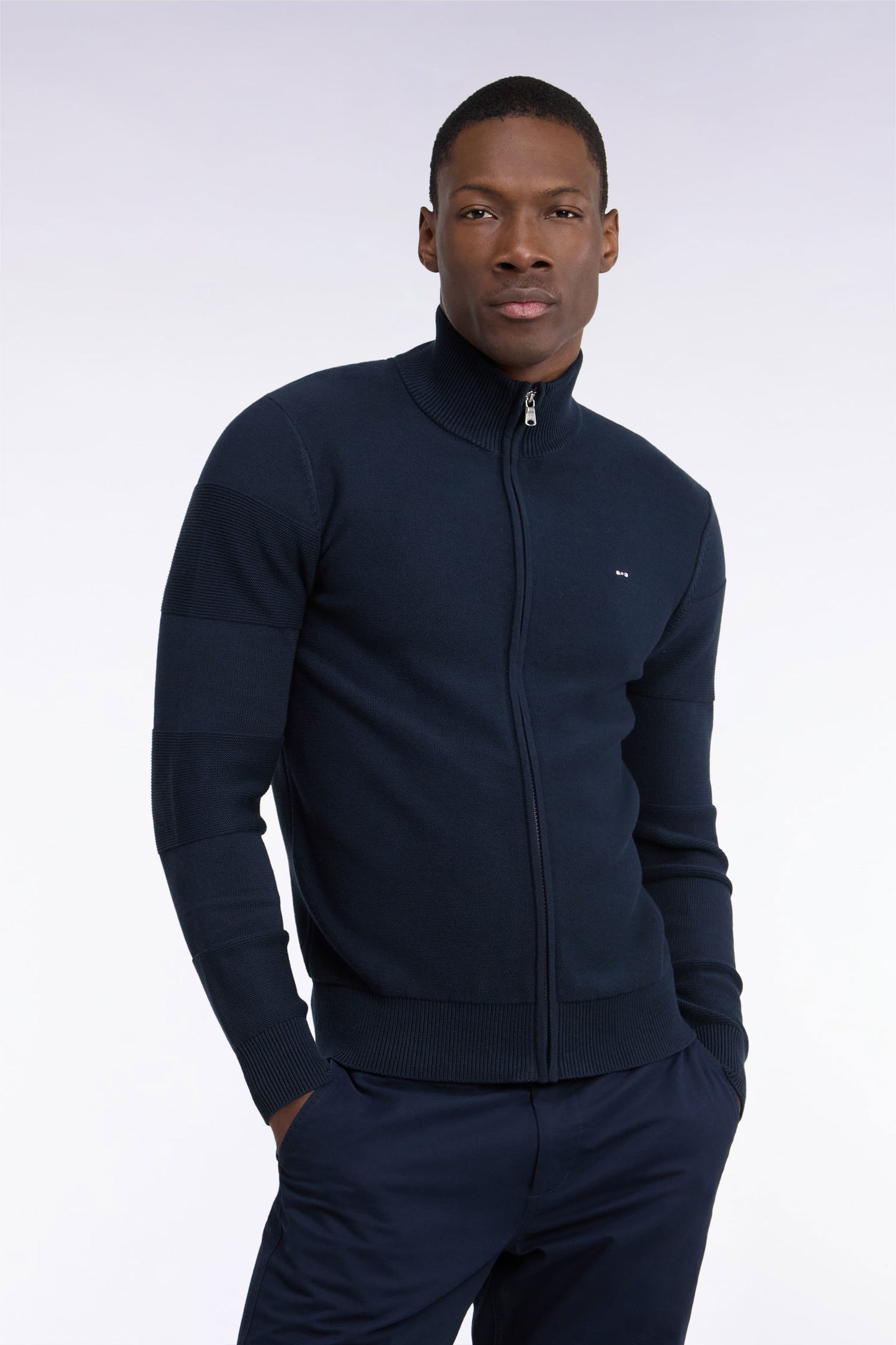 Cardigan en jersey coton marine zippé broderie dos rayée