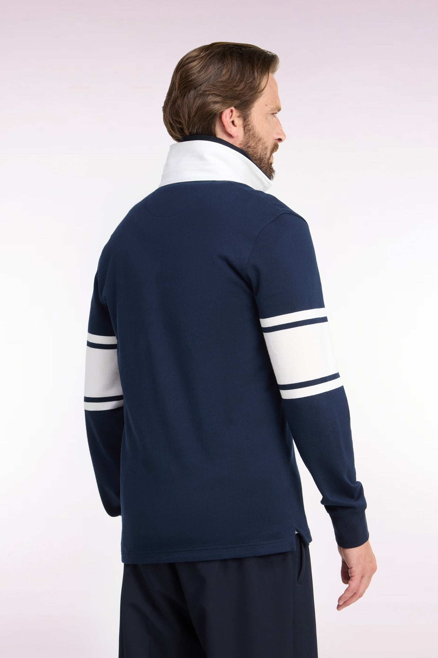 Maillot manches longues marine à détails blancs contrastés
