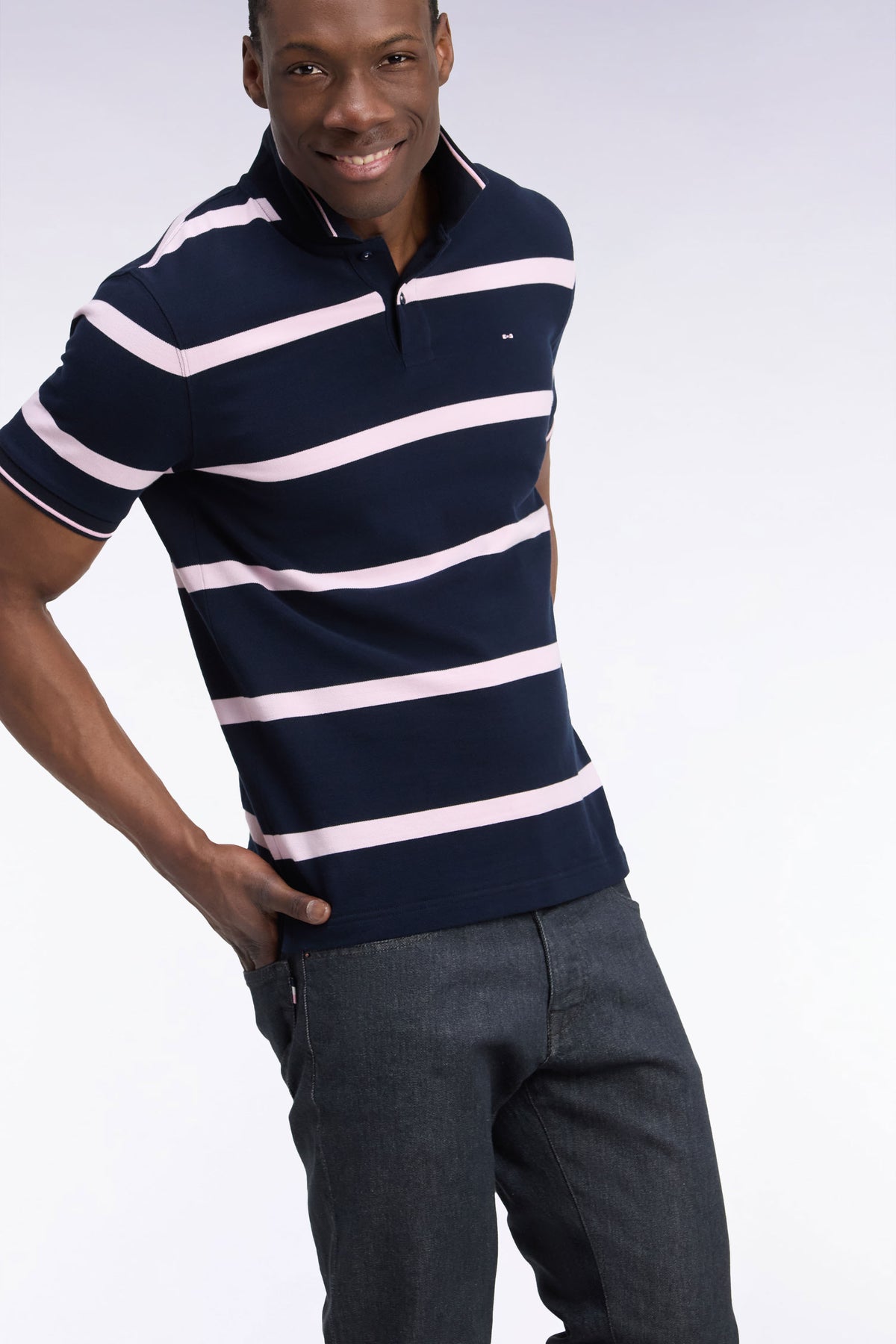 Short-sleeved navy polo shirt with pink stripes, straight cut