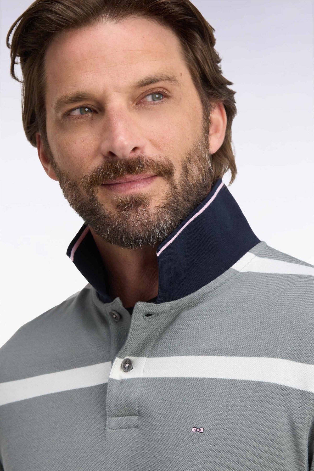 Green short-sleeved polo shirt with ecru stripes, straight cut