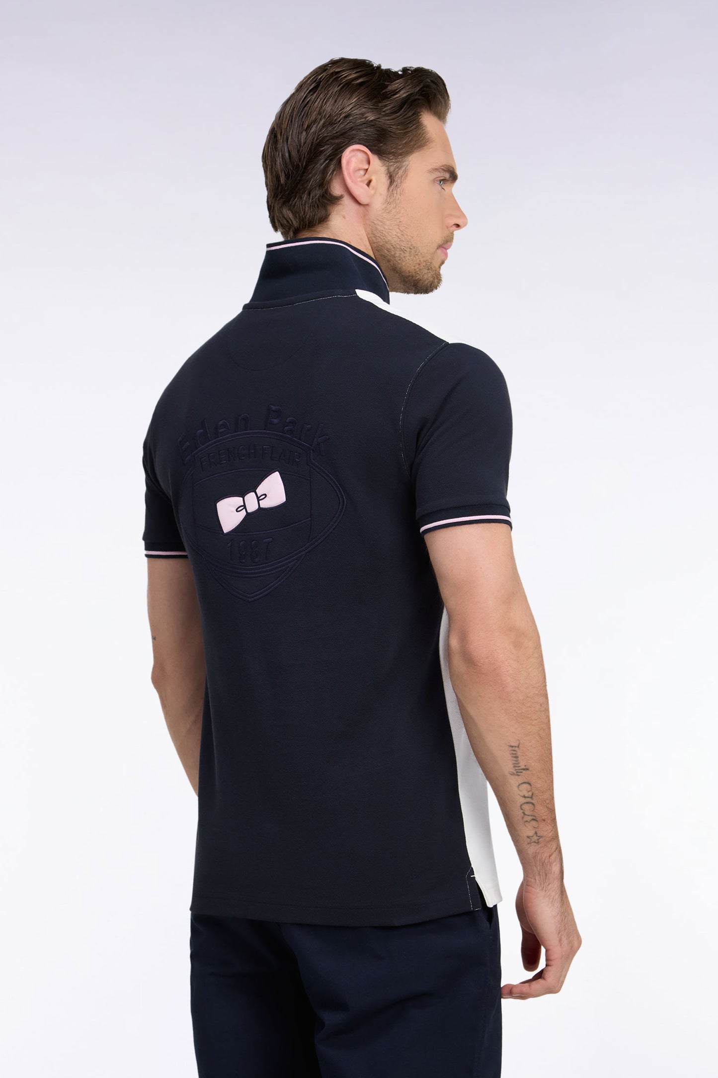 Polo manches courtes en piqué coton blanc et marine dos brodé coupe droite