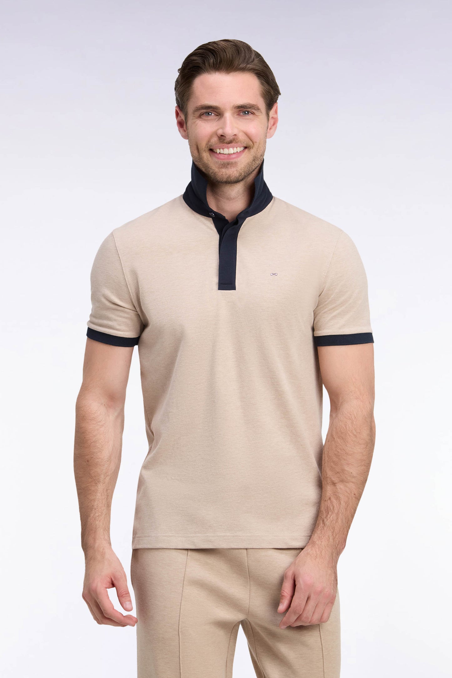 Polo manches courtes en coton beige et marine coupe droite