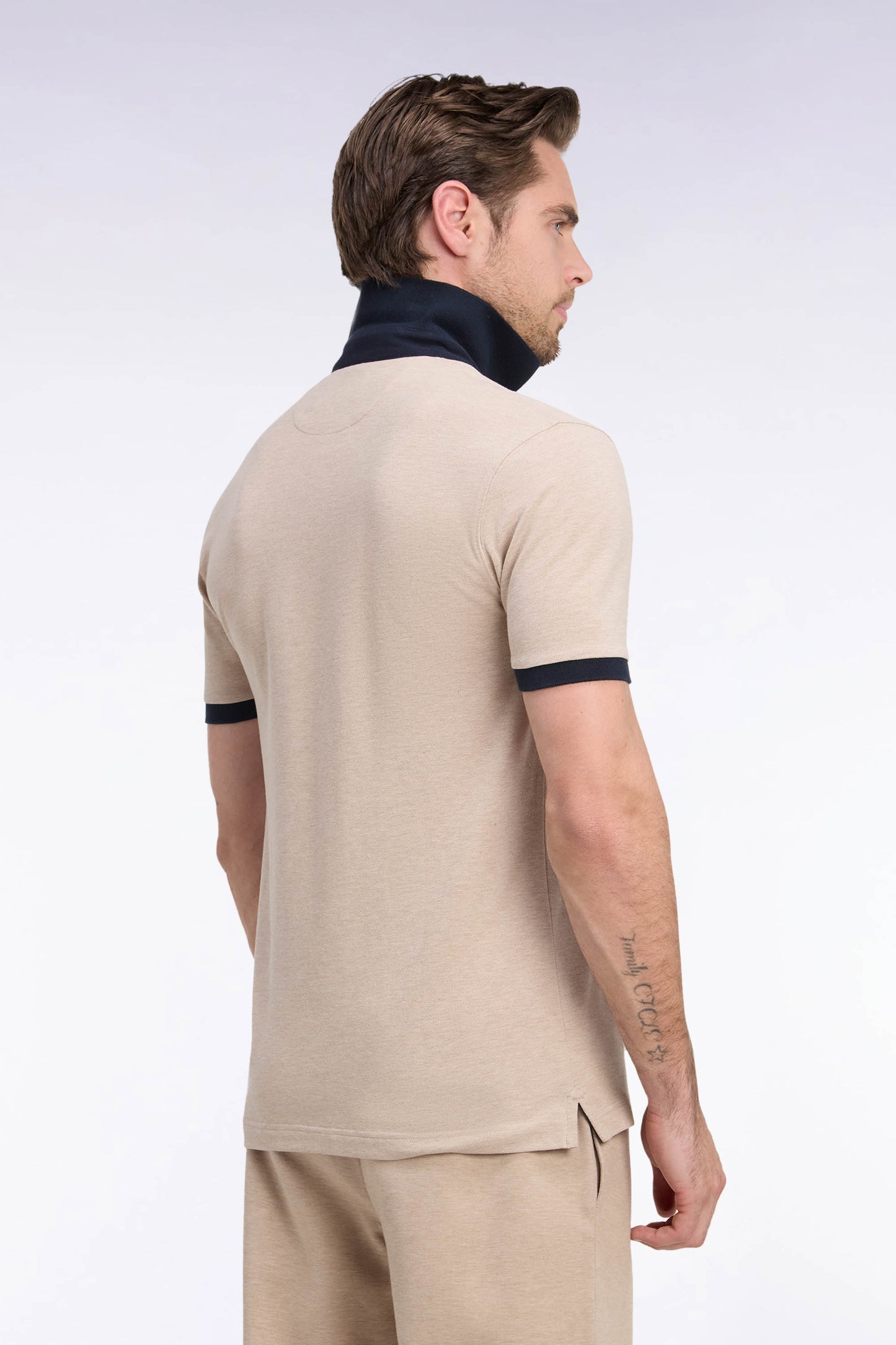 Polo manches courtes en coton beige et marine coupe droite