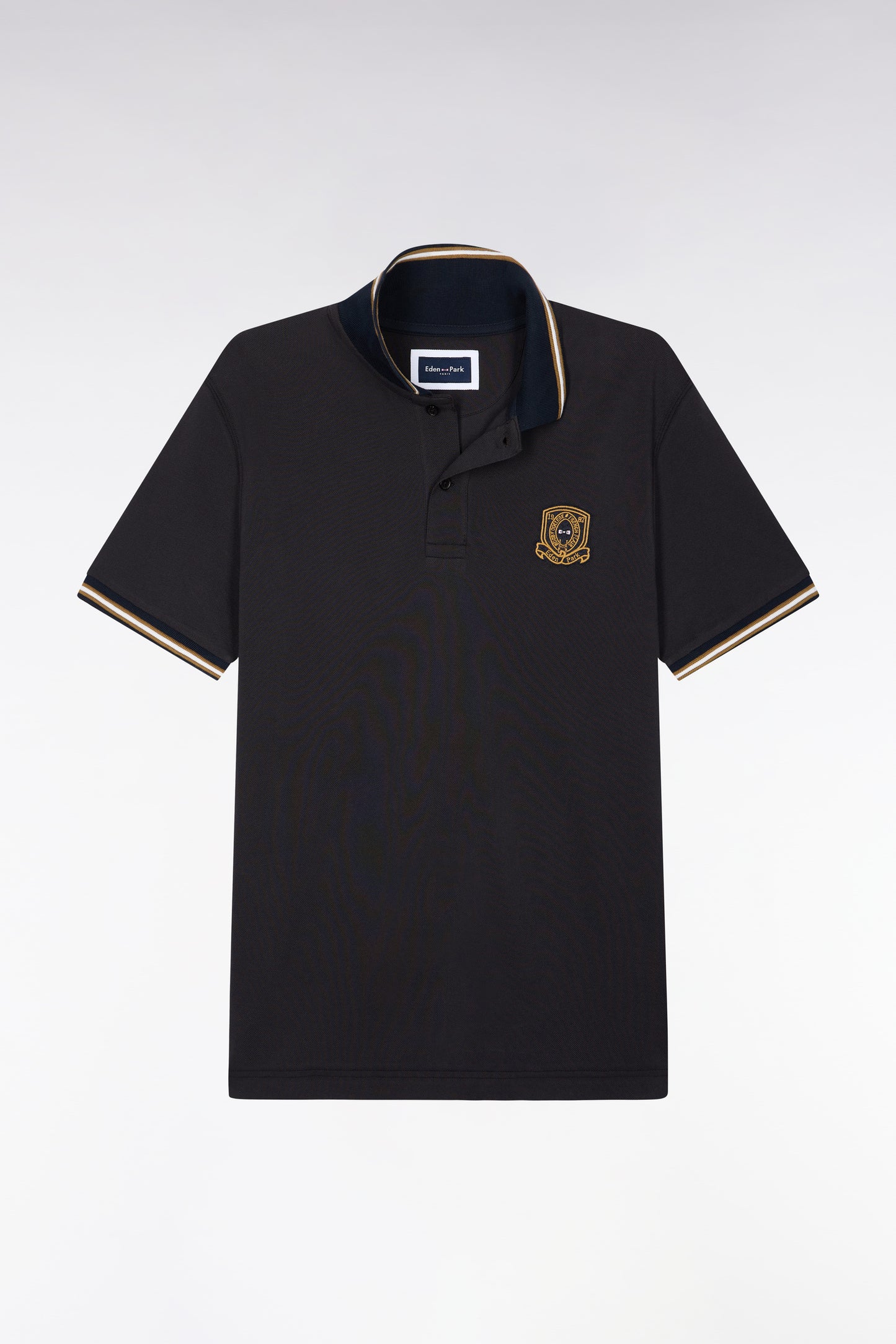 Polo manches courtes en piqué de coton peigné marron à écusson coupe droite