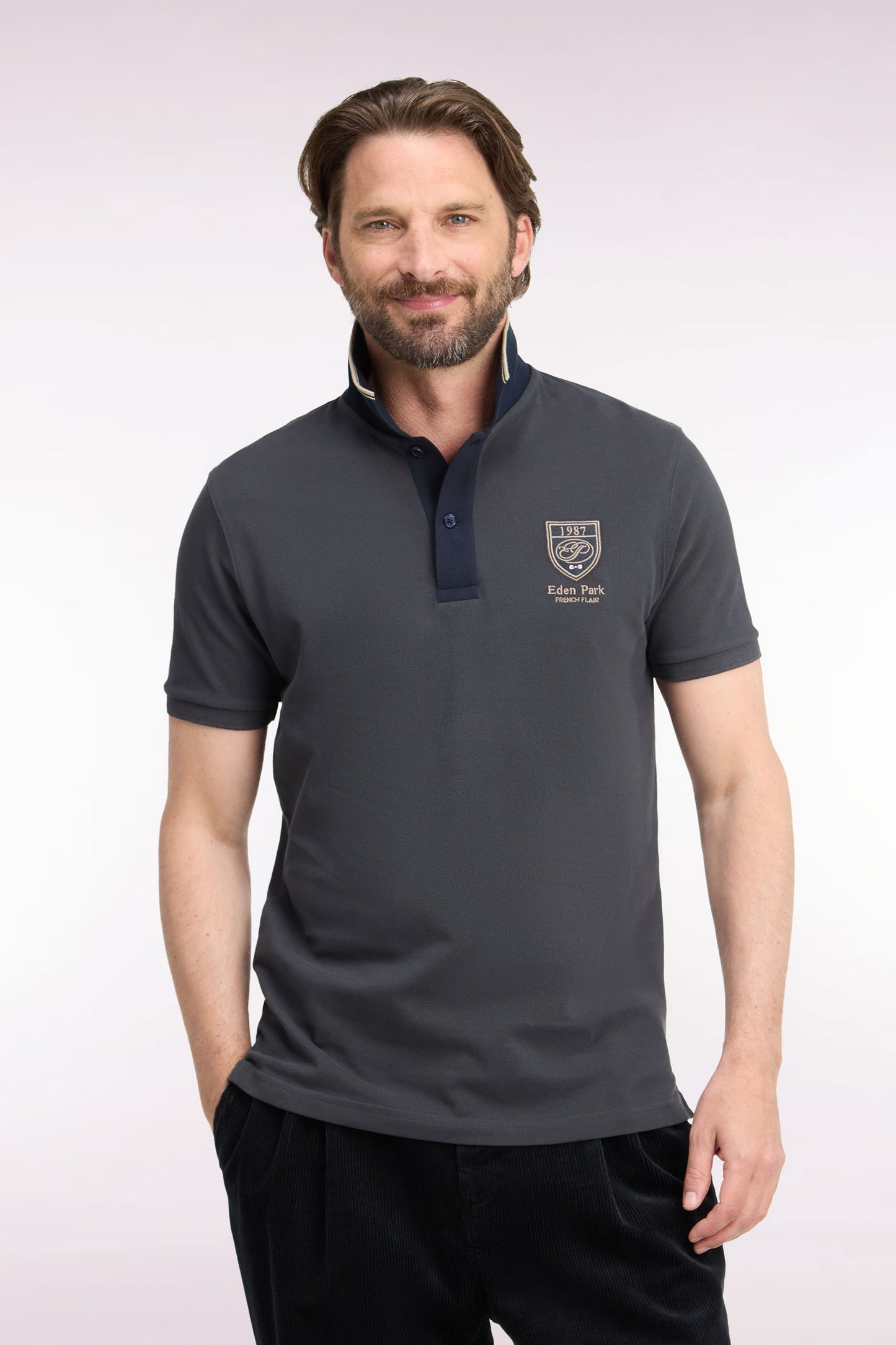 Polo manches courtes en coton gris foncé à écusson coupe droite