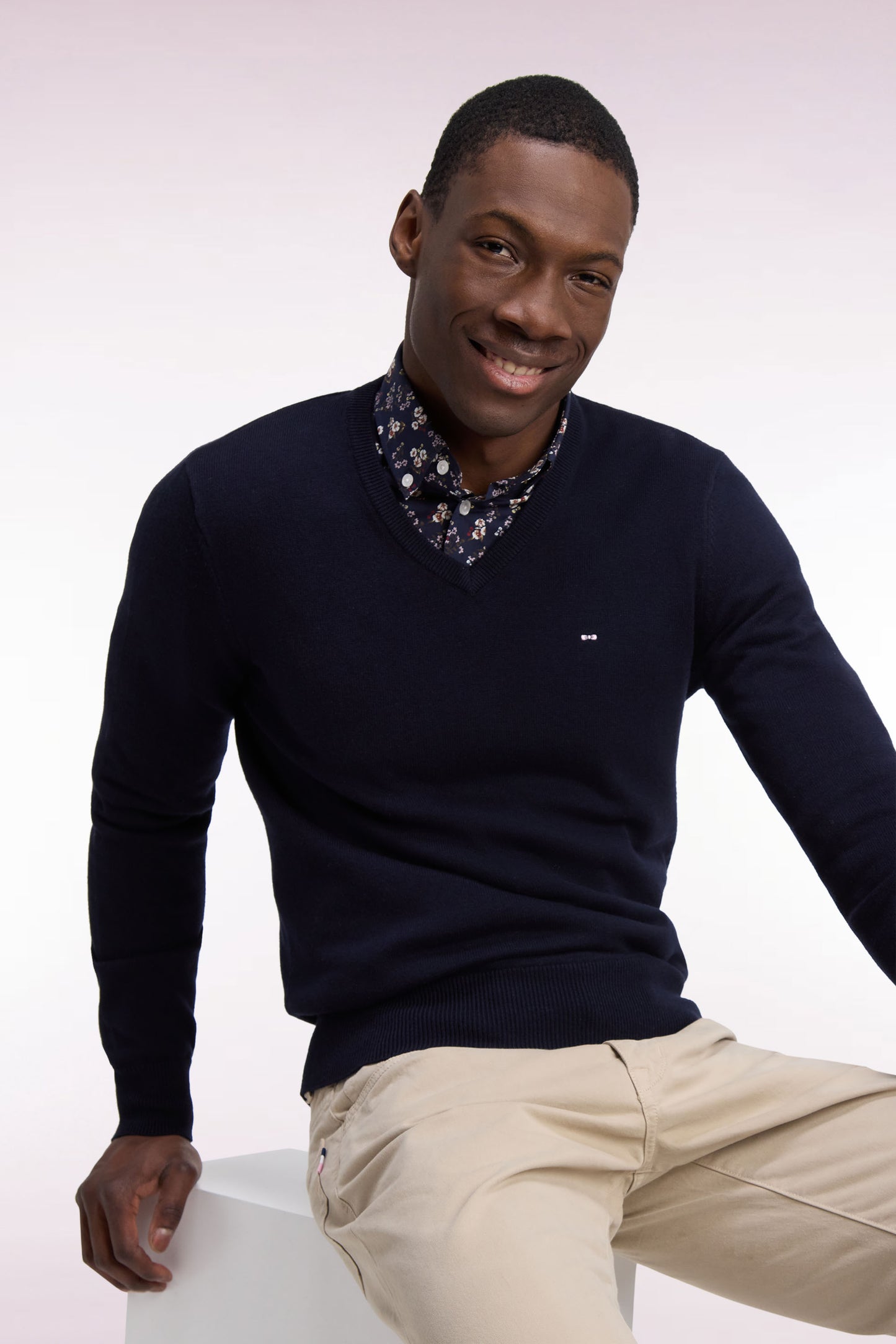 Pull col V en laine et coton marine coupe droite