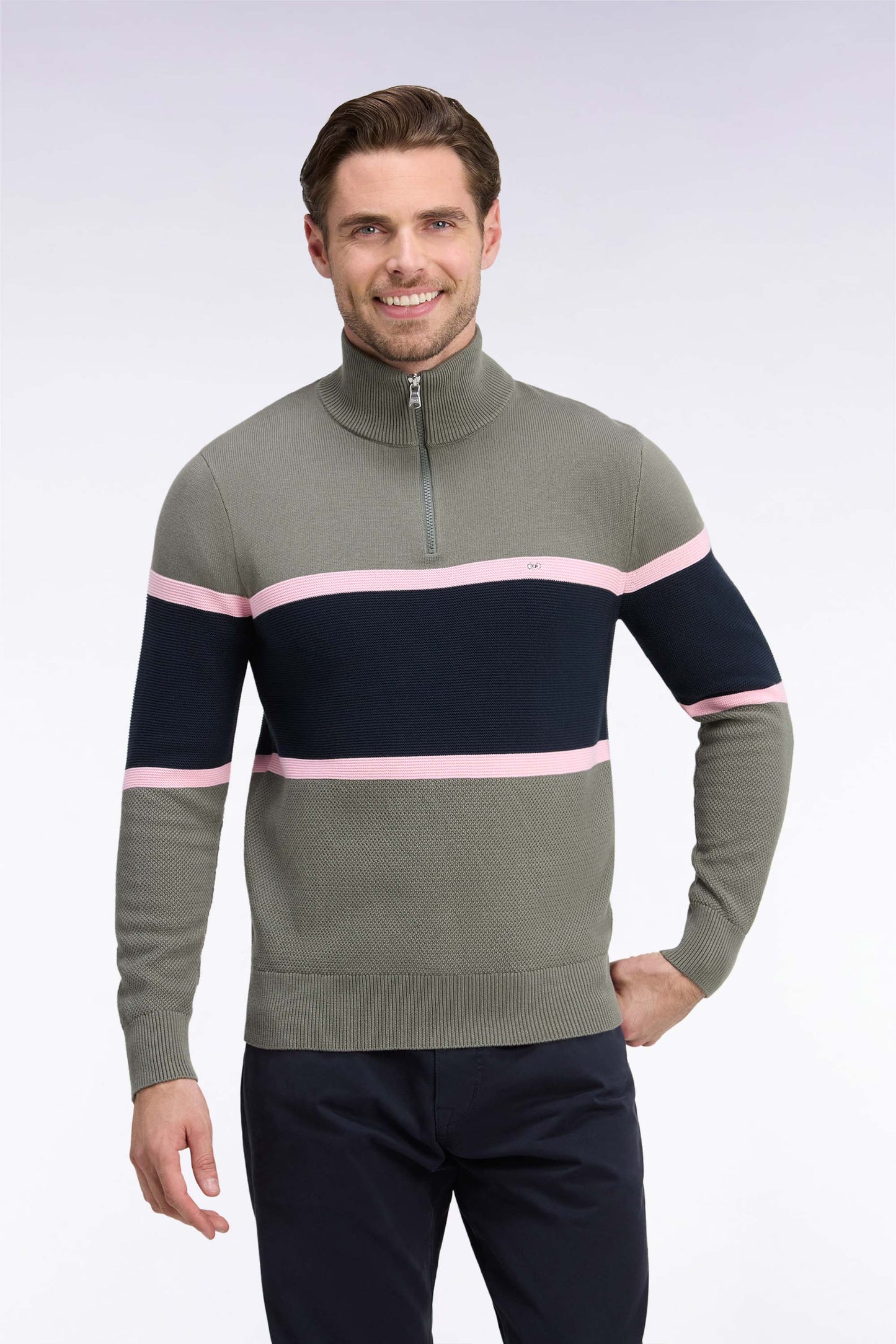 Pull à col camionneur en coton vert olive à découpes contrastées coupe droite