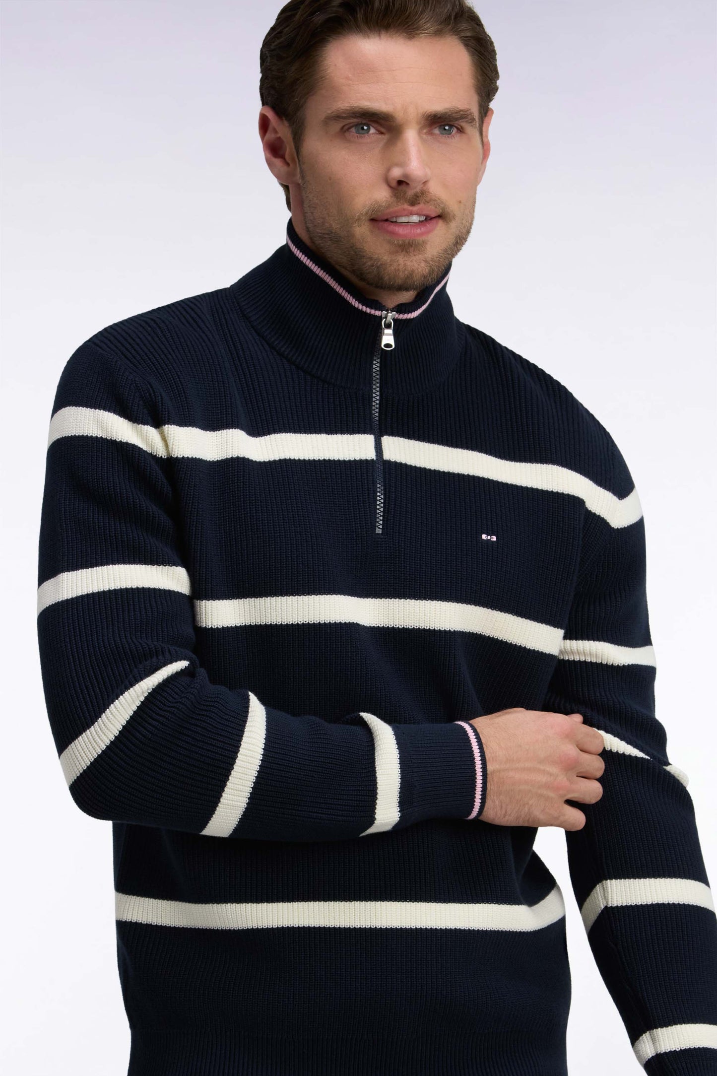 Pull rayé à col camionneur zippé en coton marine et écru coupe droite