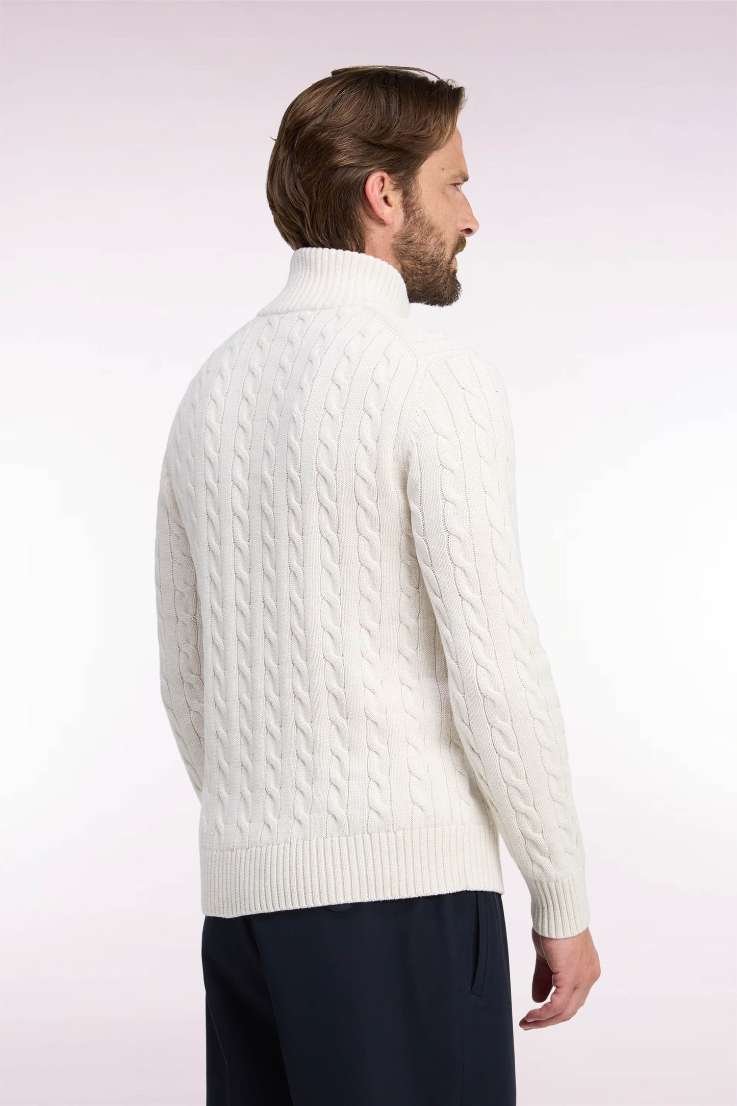 Pull à torsades à col camionneur en coton écru coupe droite