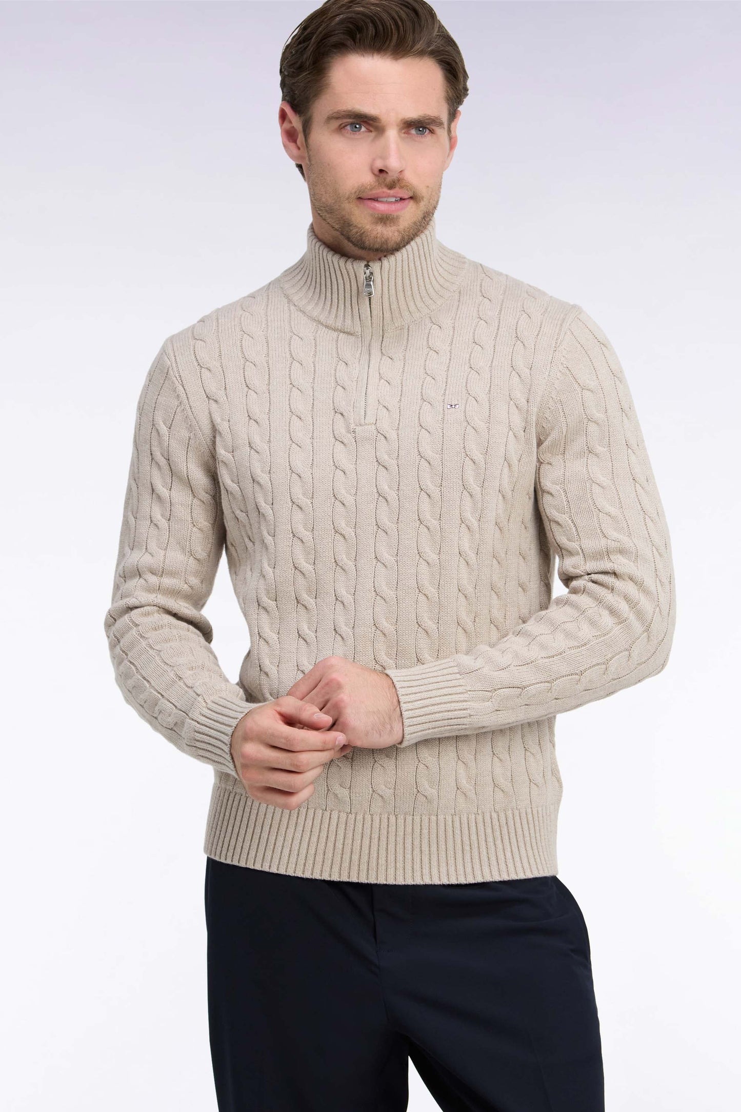 Pull à torsades à col camionneur en coton beige coupe droite