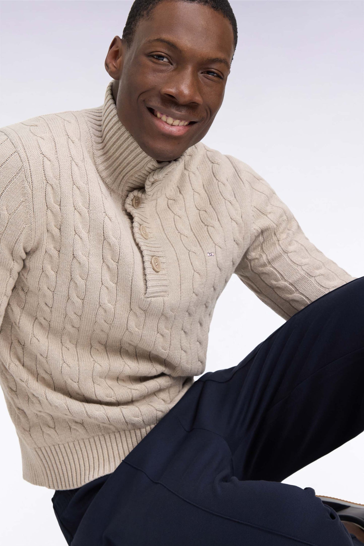 Pull à torsades col boutonné en coton beige coupe droite