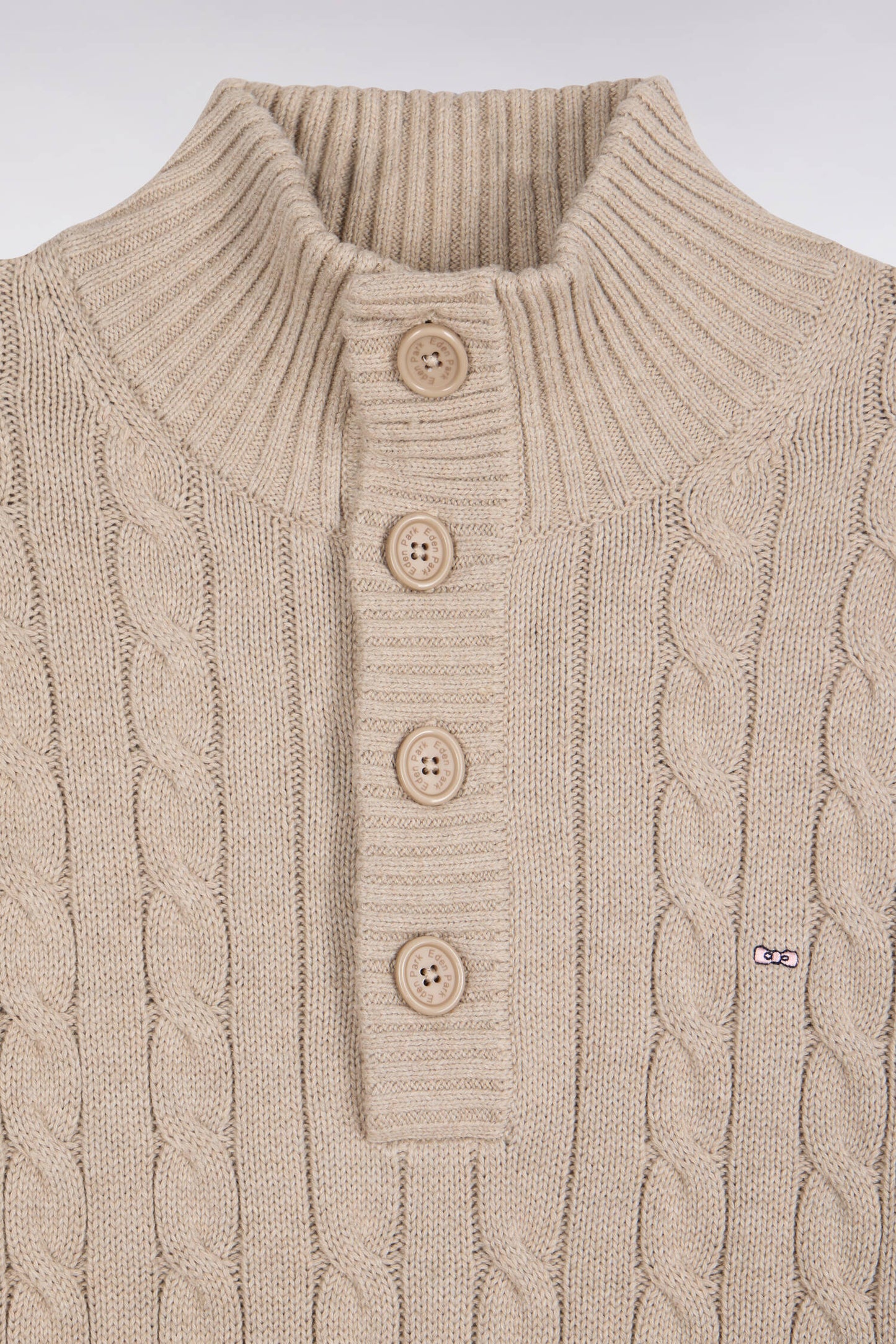 Pull à torsades col boutonné en coton beige coupe droite
