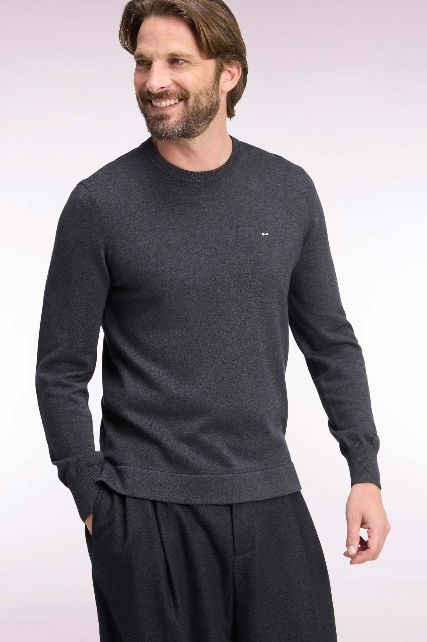 Pull à col rond en coton et viscose gris foncé coupe droite