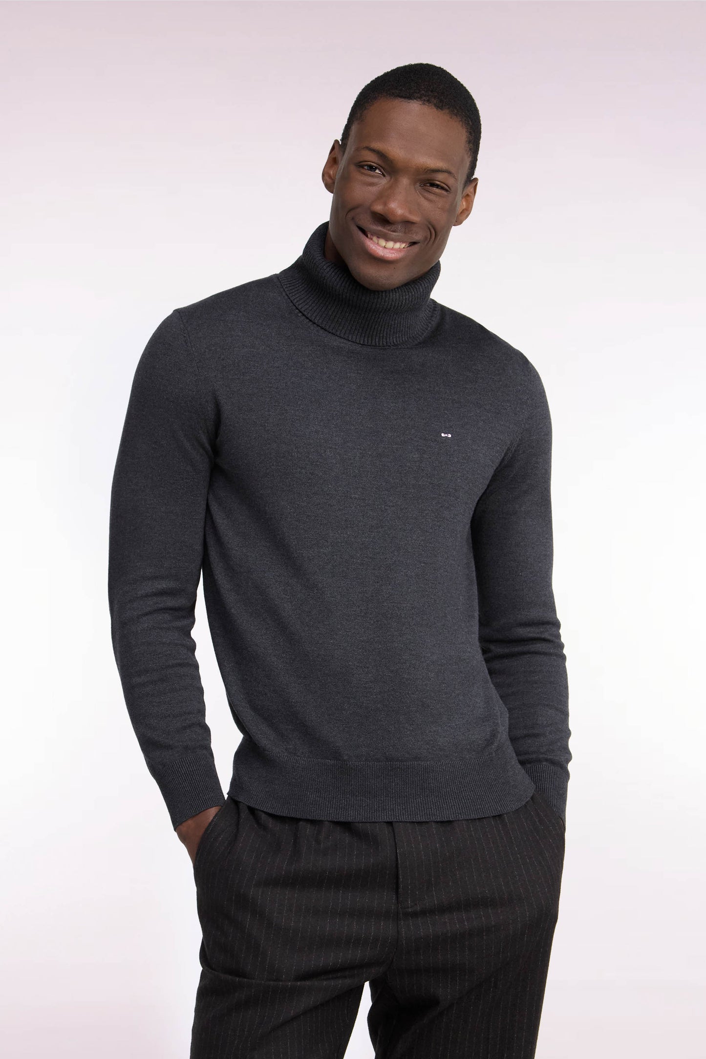 Pull à col roulé en coton et viscose gris foncé coupe droite