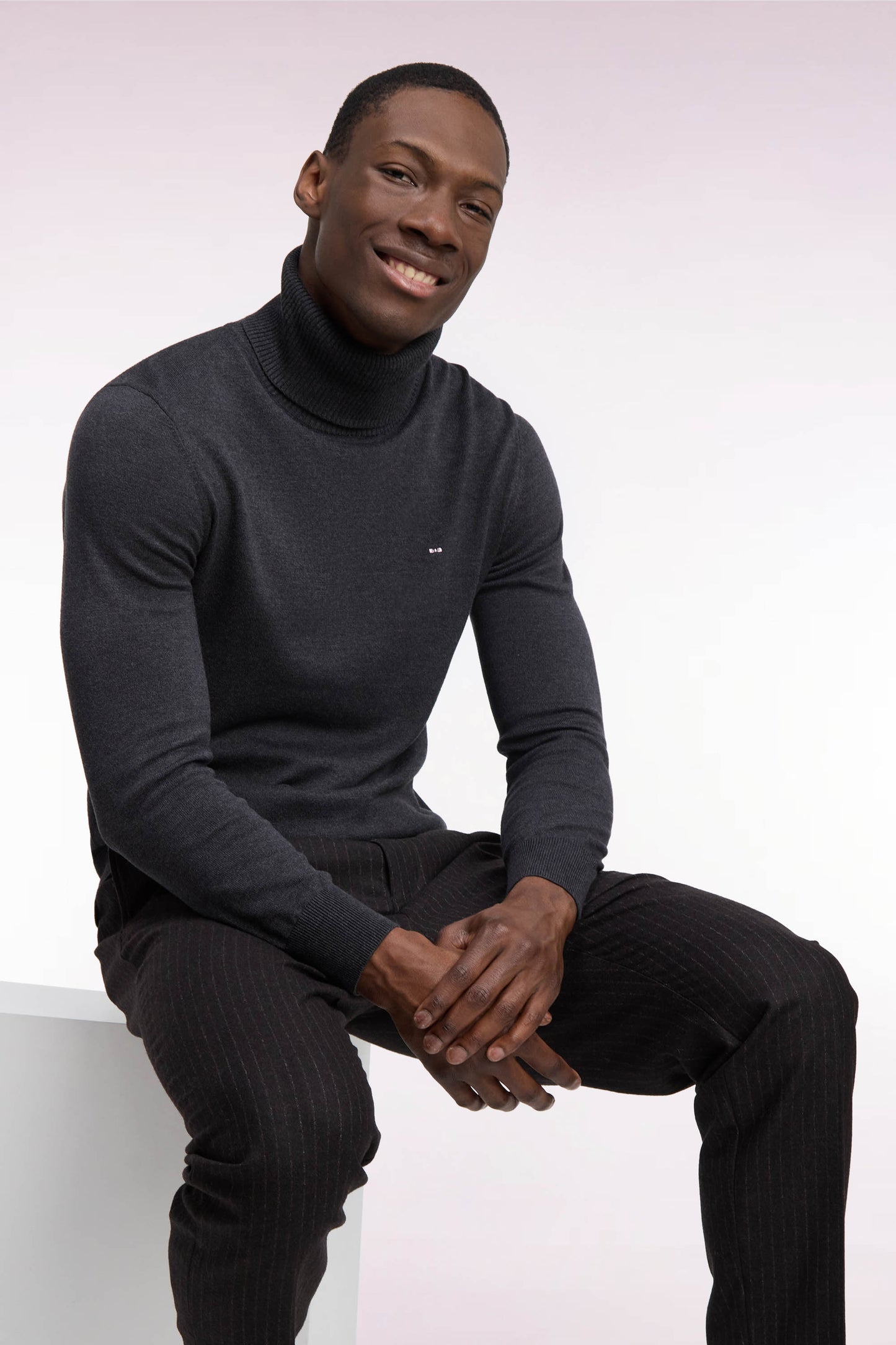 Pull à col roulé en coton et viscose gris foncé coupe droite