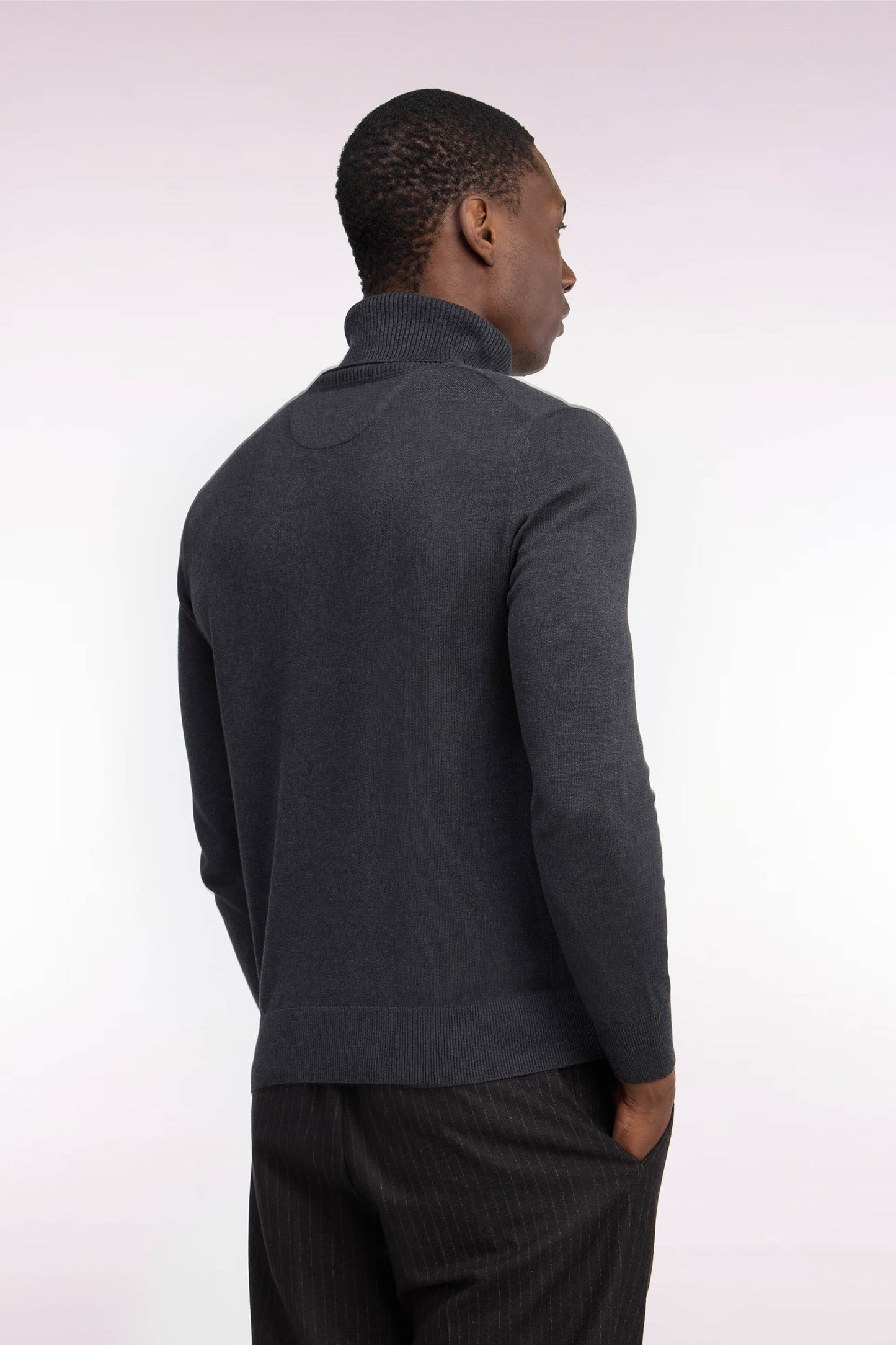 Pull à col roulé en coton et viscose gris foncé coupe droite