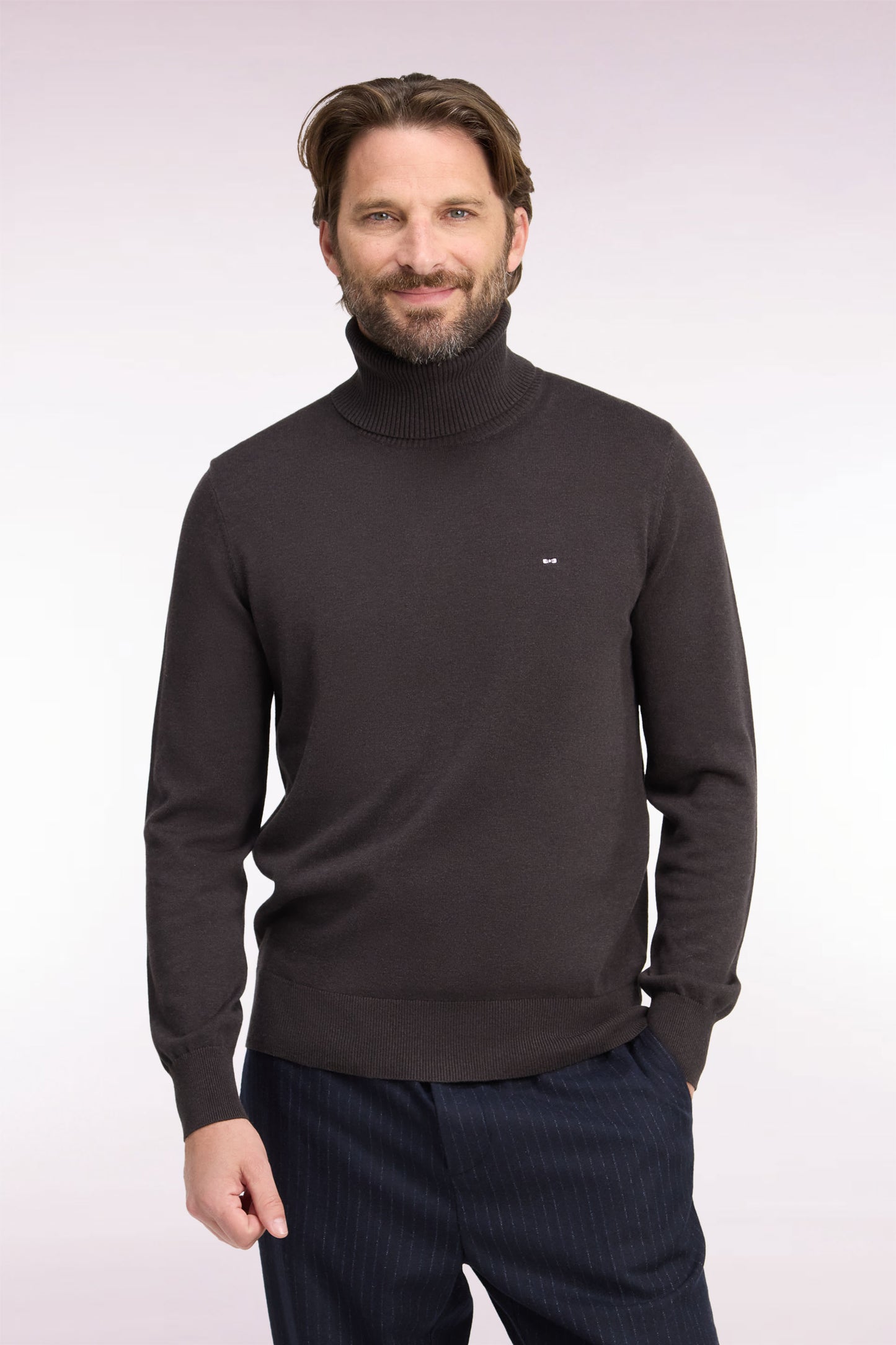 Pull à col roulé en coton et viscose marron coupe droite