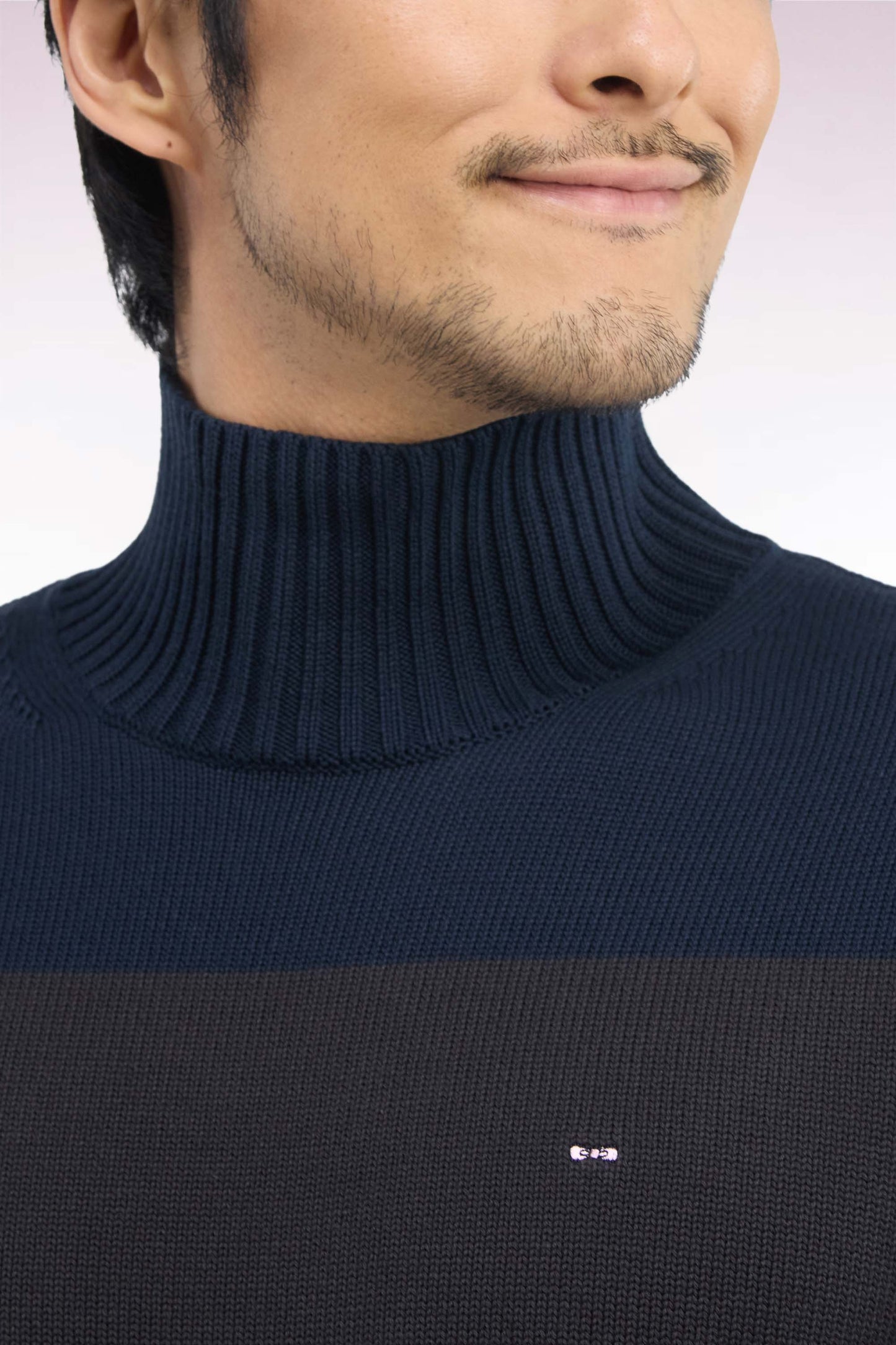 Pull col cheminée en coton rayé marron et marine coupe droite