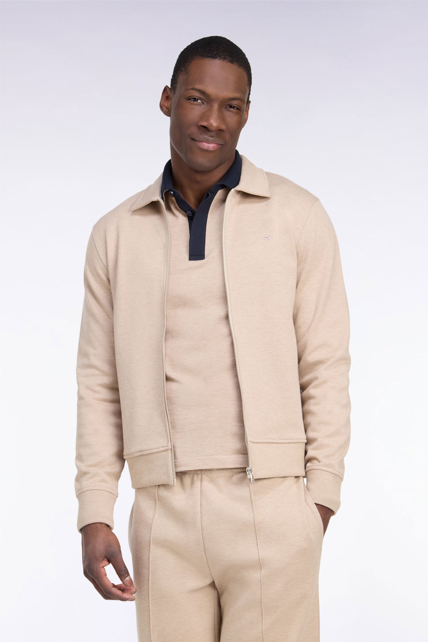 Sweatshirt zippé à col polo beige coupe droite