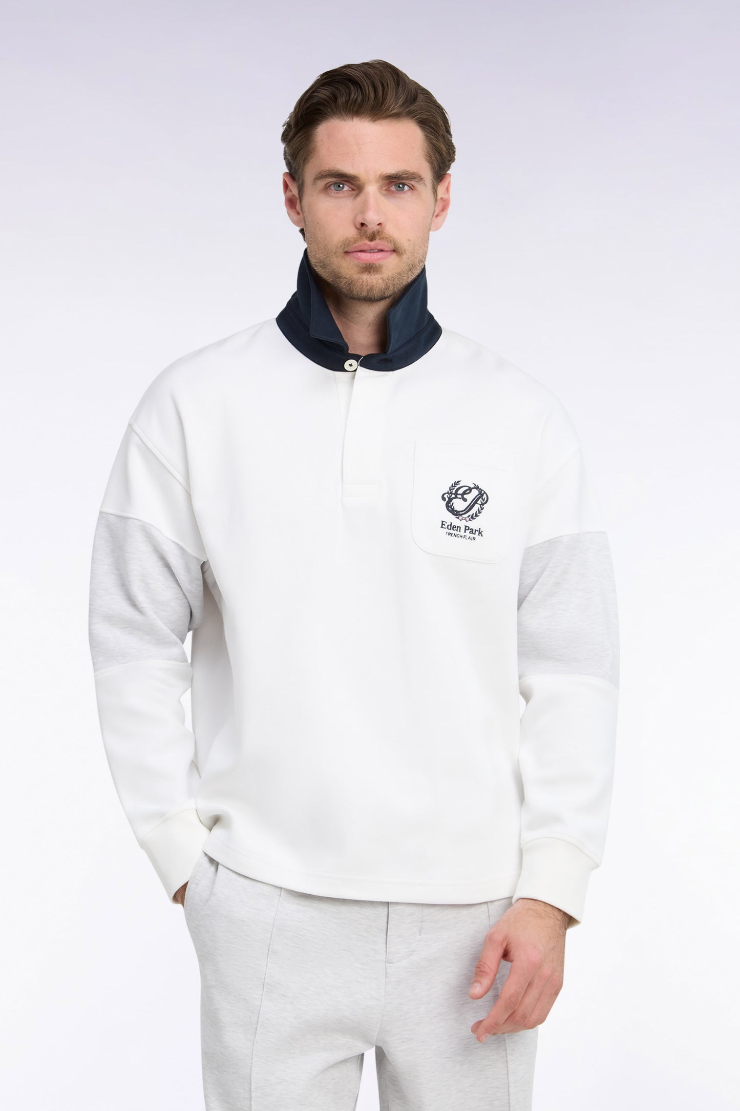 Sweatshirt unisexe à col maillot en interlock écru broderies héritage coupe loose