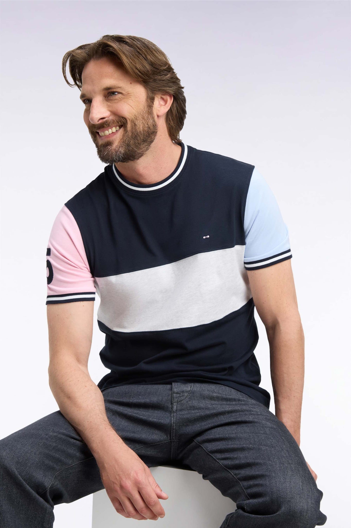 T-shirt manches courtes en coton marine à découpes contrastées coupe droite