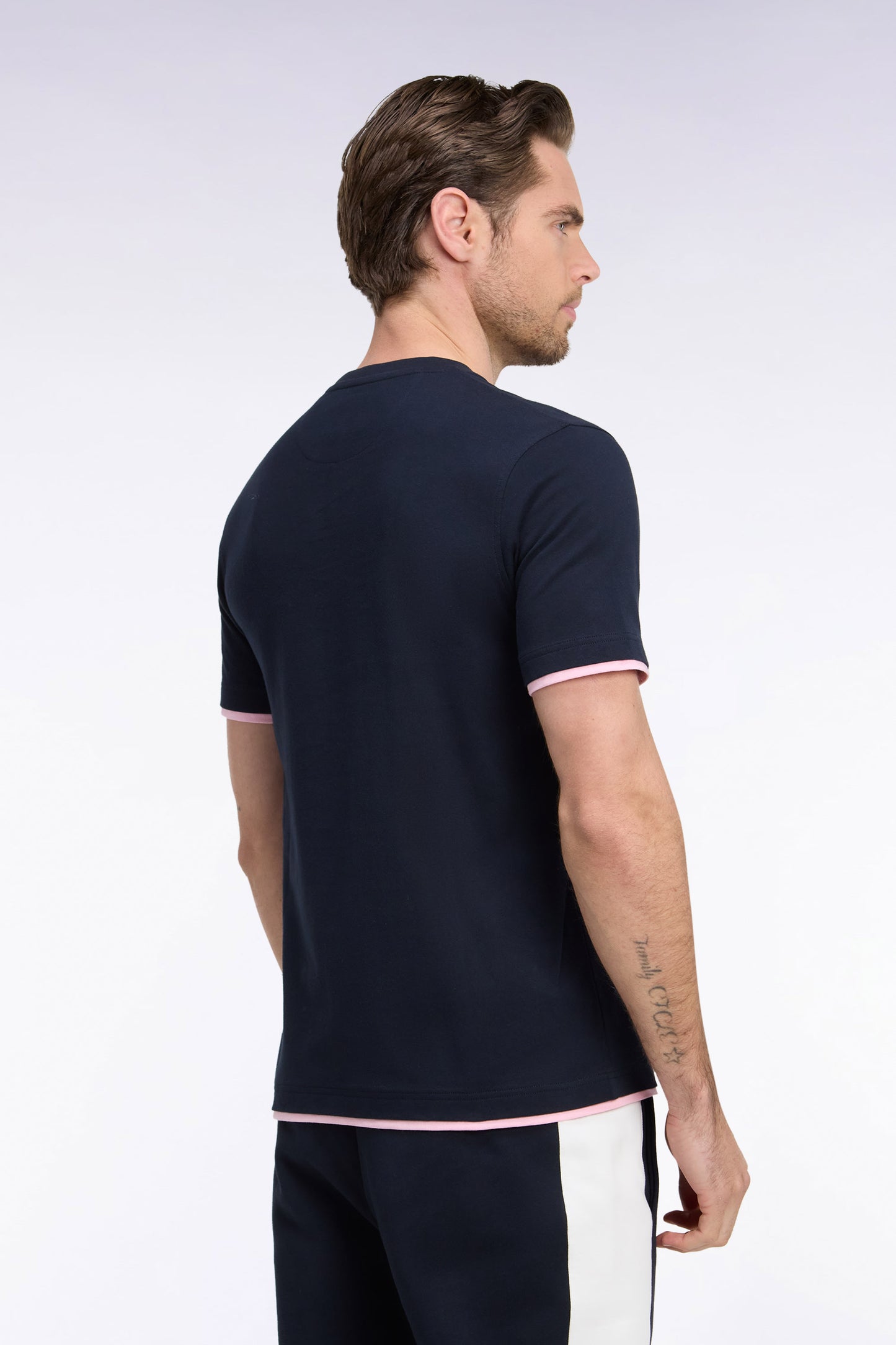 T-shirt manches courtes bicolore à découpe écrue brodé coupe droite