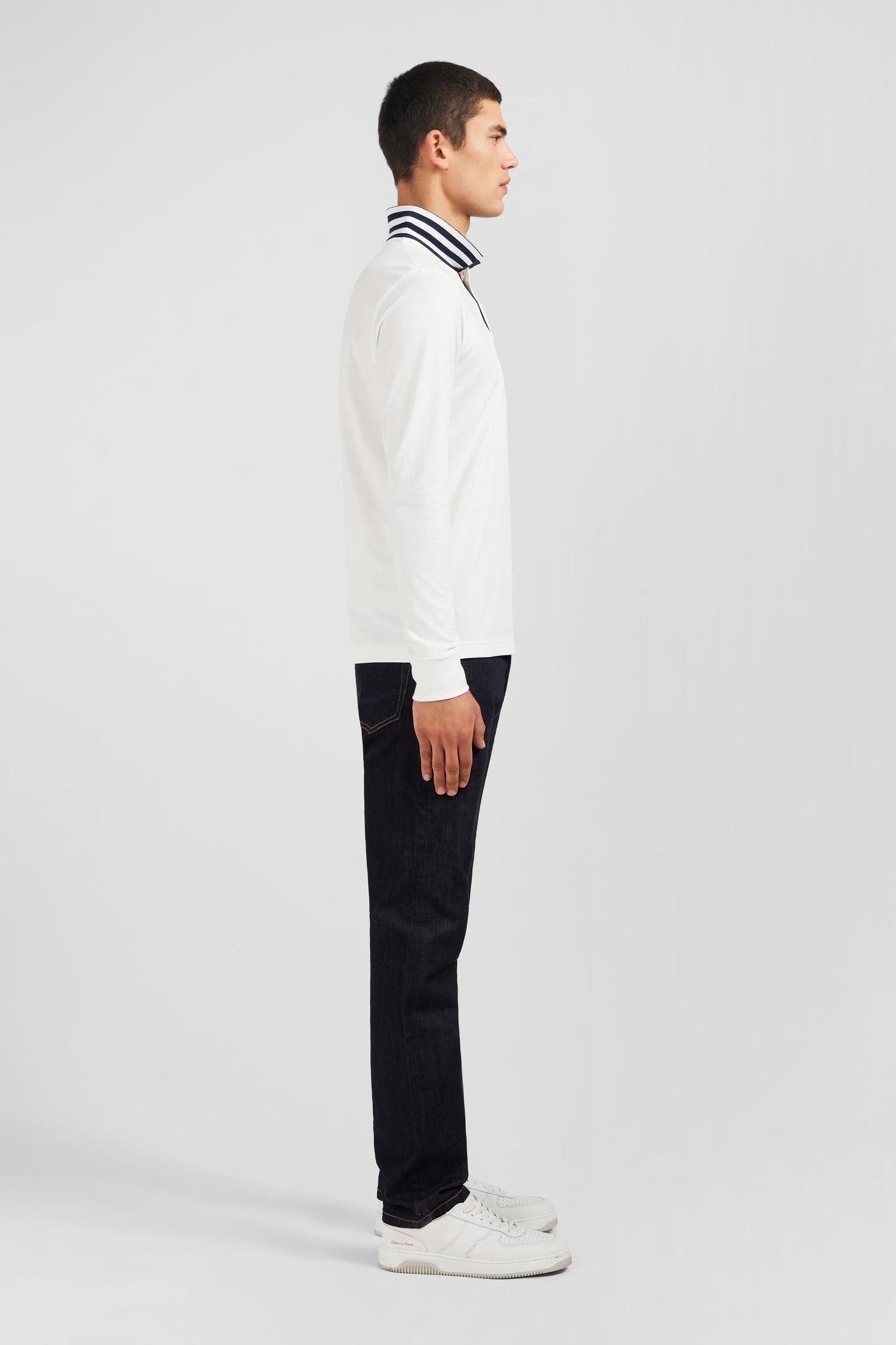 Polo manches longues blanc en coton avec col contrasté - Image 5