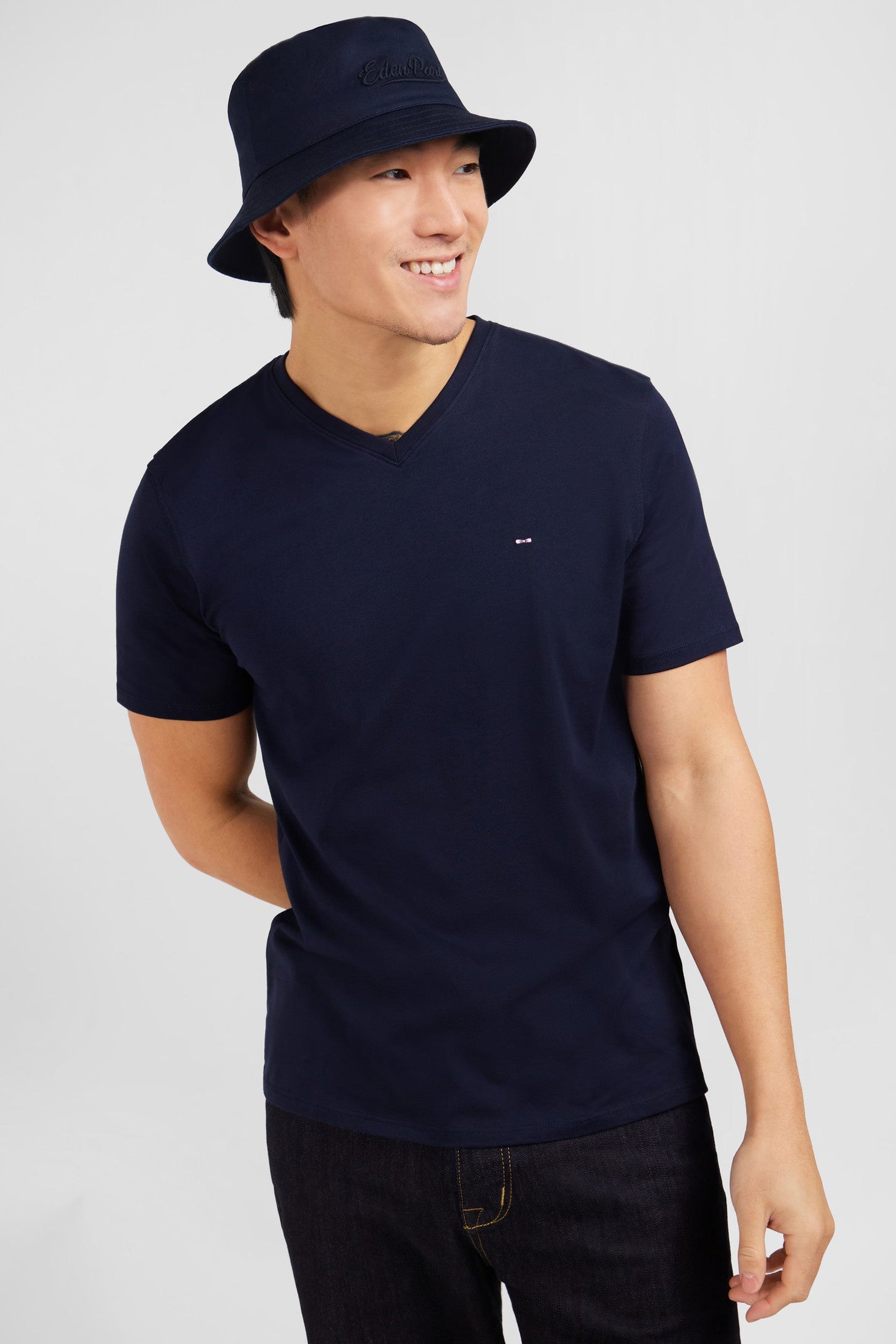 T-shirt bleu marine col V à manches courtes - Image 4