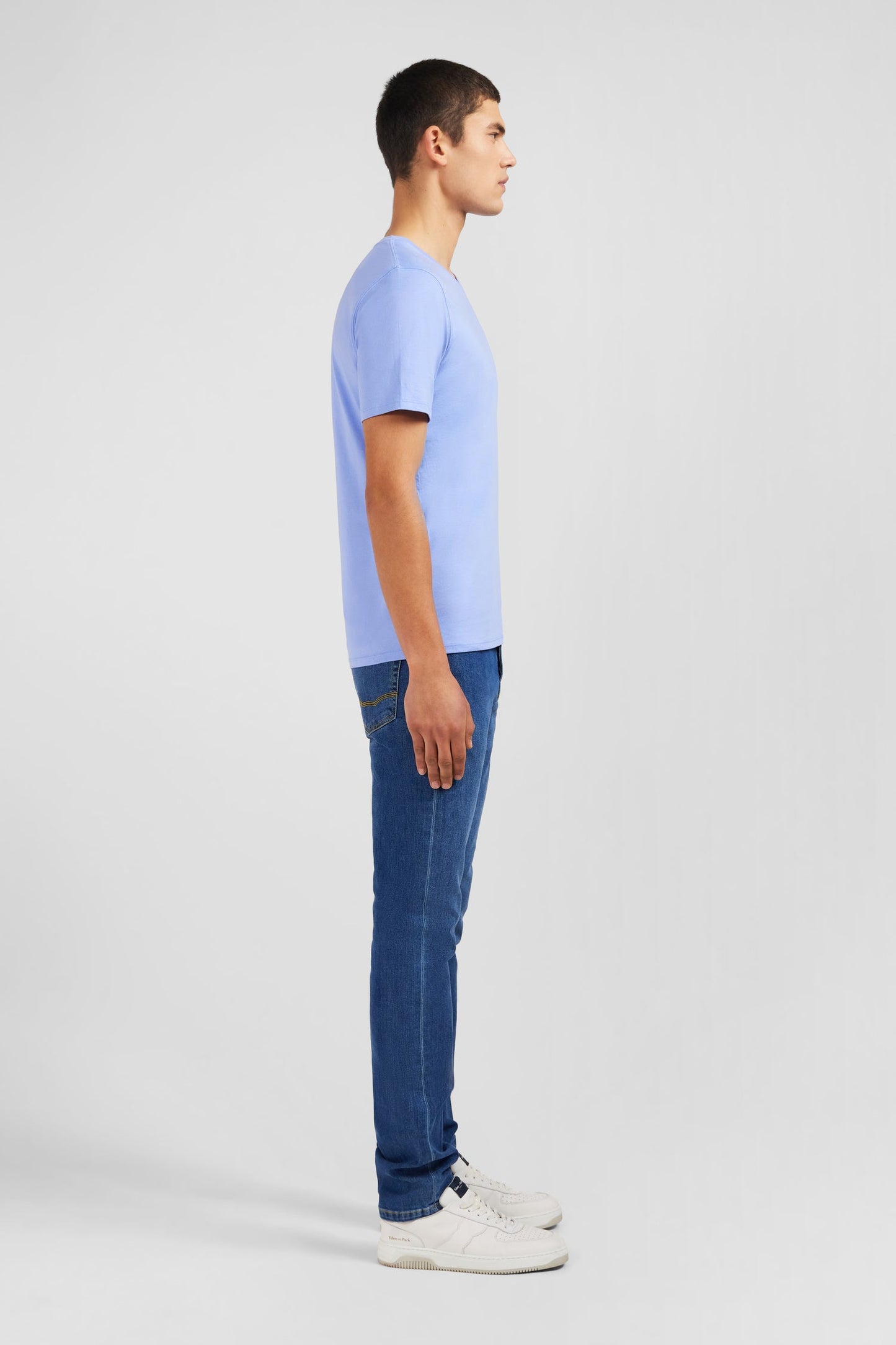 T-shirt bleu col V à manches courtes - Image 6