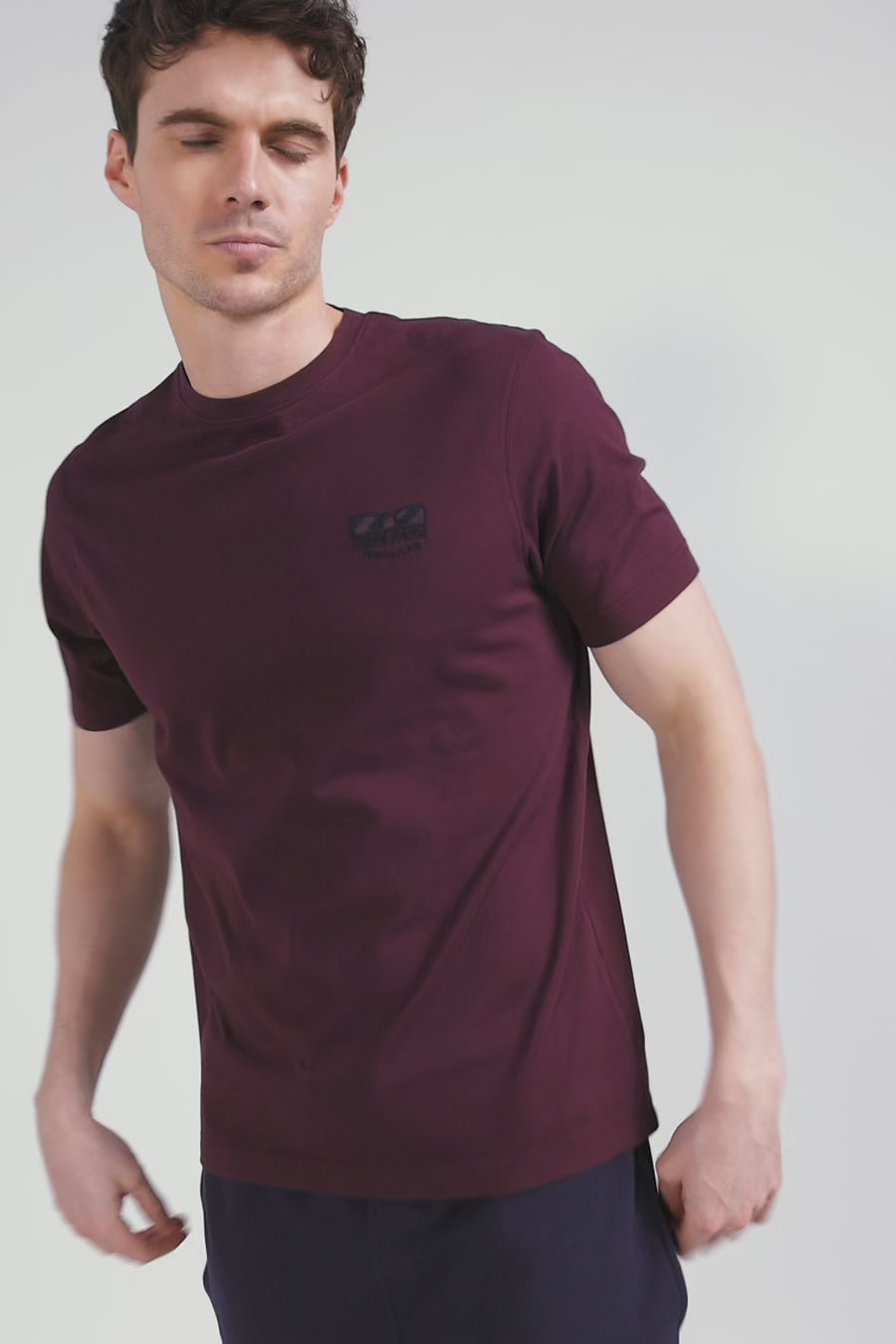 Regular burgundy short-sleeved cotton T-shirt with tie patchwork emblem