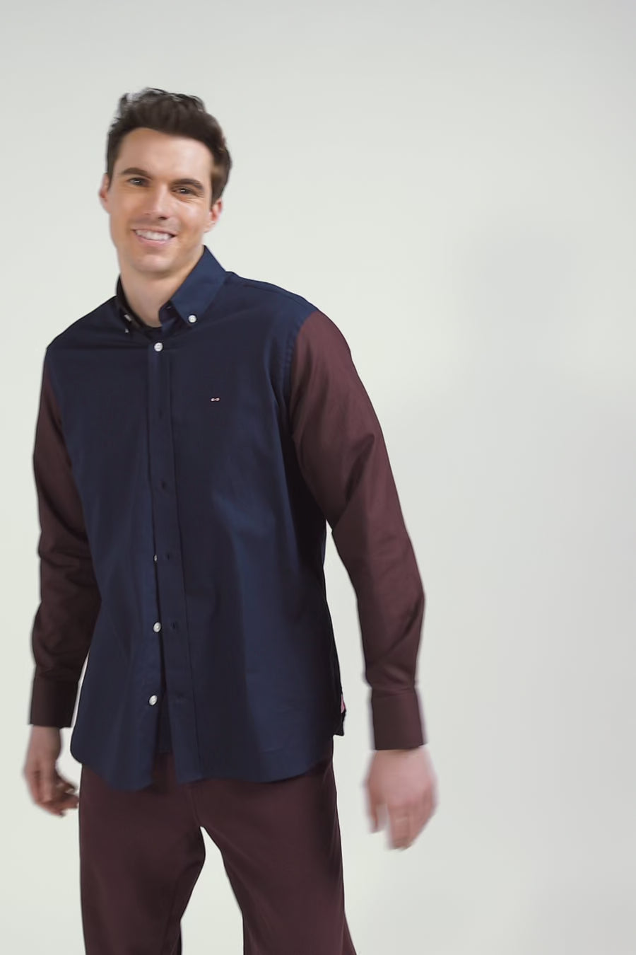 Chemise bicolore en oxford de coton marine et marron brodée coupe Regular