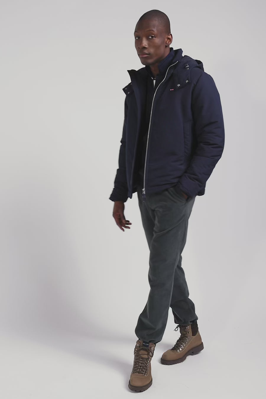 Blouson zippé à capuche bleu marine