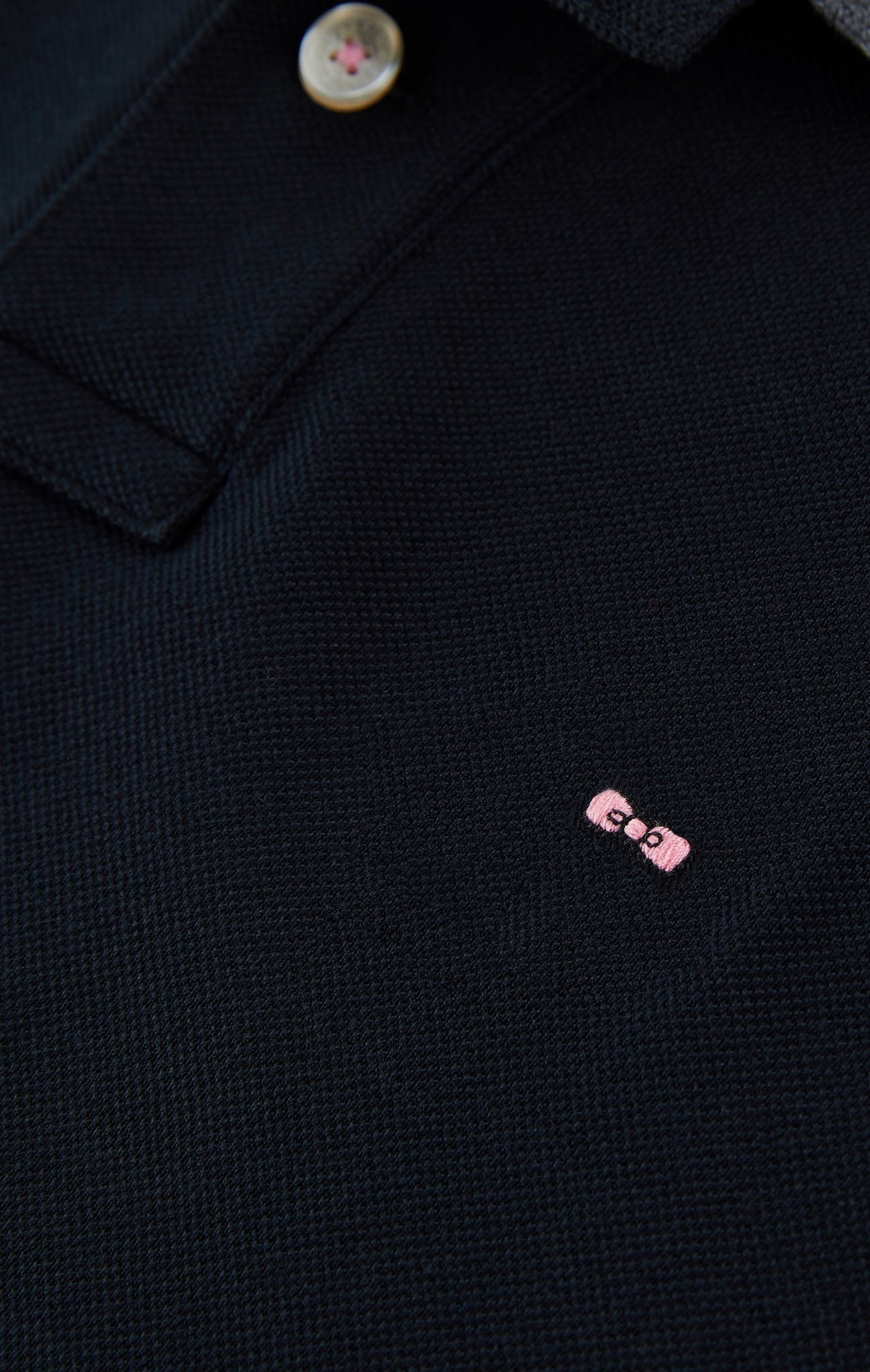 Polo manches longues noir en coton avec col contrasté - Image 8